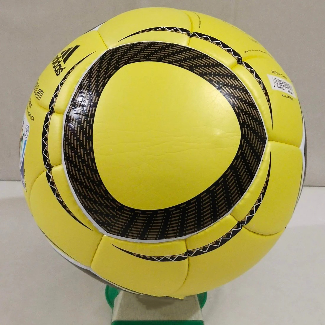 Adidas_Jabulani_Glider_FIFA_World_Cup_2010_Fluro_Flare_Edition_SIZE_5_02