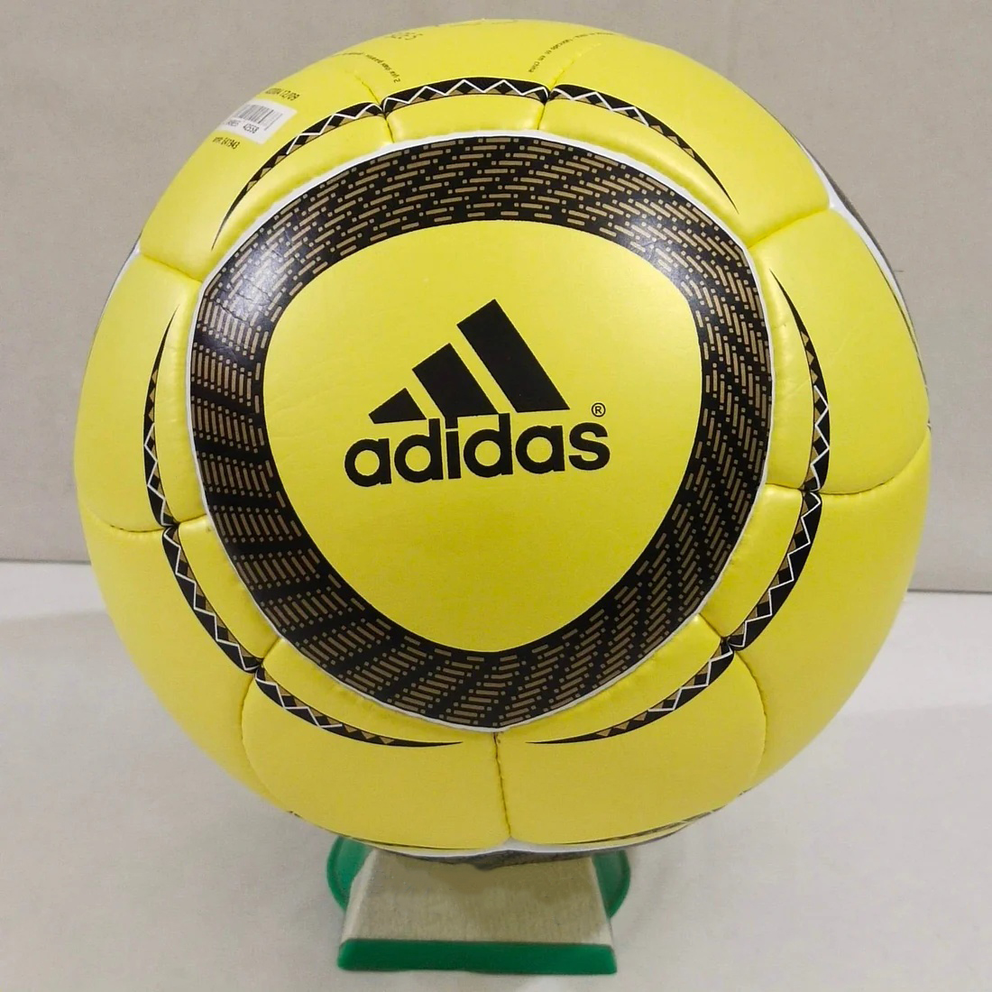 Adidas_Jabulani_Glider_FIFA_World_Cup_2010_Fluro_Flare_Edition_SIZE_5_04